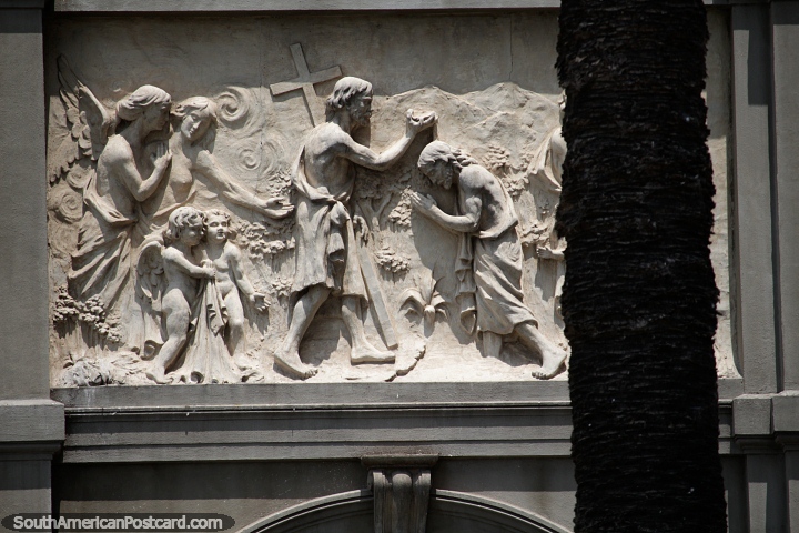Escultura religiosa de piedra sobre la puerta de la catedral de Mercedes. (720x480px). Uruguay, Sudamerica.