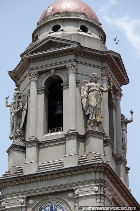 Construdo em 1891, o sino e torre (torres) de relgio da catedral em Mercedes. (480x720px). Uruguai, Amrica do Sul.