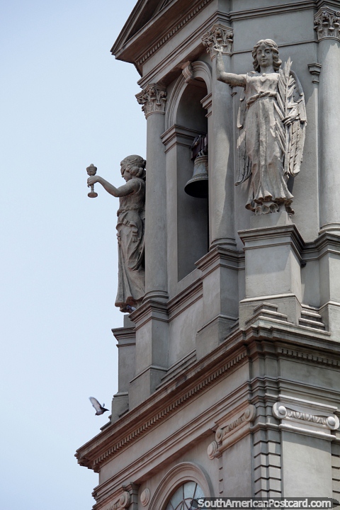 Torre de sino e anjos, a torre perfeita de aspecto na catedral em Mercedes. (480x720px). Uruguai, Amrica do Sul.