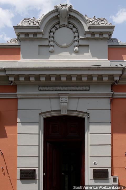 Puerta de entrada y fachada de una escuela en Mercedes construida en 1954 - Escuela Municipal del Hogar. (480x720px). Uruguay, Sudamerica.