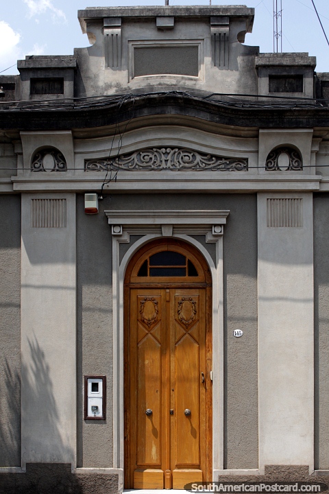 As entradas podem ser porta bastante de prestgio, de madeira com uma fachada antiga em volta dele no Mercedes. (480x720px). Uruguai, Amrica do Sul.