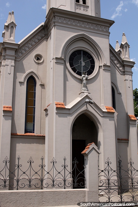 Nueva iglesia construida en 1976 en Mercedes - Iglesia de Maria Auxiliadora. (480x720px). Uruguay, Sudamerica.