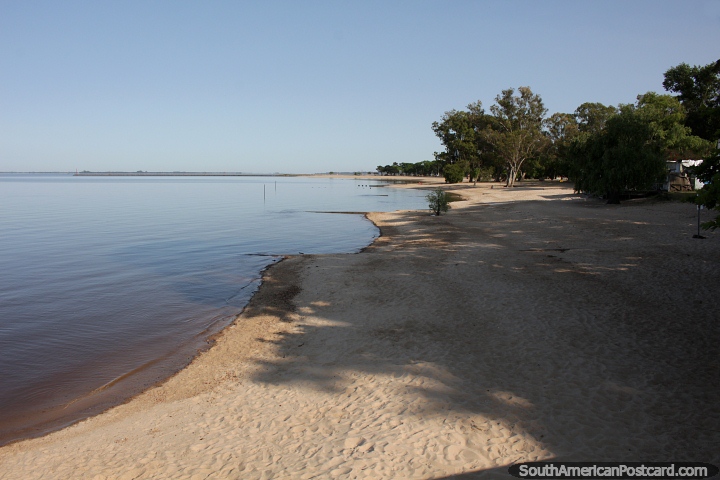 Praia Sere em Carmelo, no incio da manh, a 20 minutos a p do centro. (720x480px). Uruguai, Amrica do Sul.