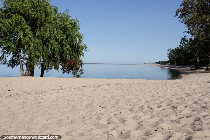 Pintoresca playa junto al río en Carmelo, nadie aquí temprano en la mañana. (720x480px). Uruguay, Sudamerica.