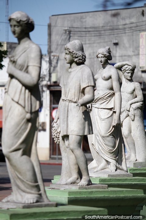 4 de las 8 figuras de estatua blanca en la plaza de Carmelo, bonitas obras de arte. (480x720px). Uruguay, Sudamerica.