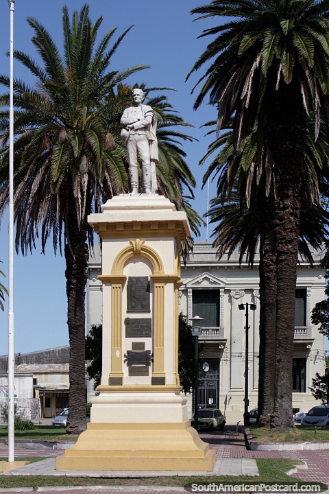 Praça Artigas e monumento de Jose Artigas em Carmelo, lïder de independência. (480x720px). Uruguai, América do Sul.