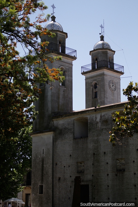 Basilica del Santisimo Sacramento, la iglesia fue restaurada entre 1957 y 1995, Colonia. (480x720px). Uruguay, Sudamerica.