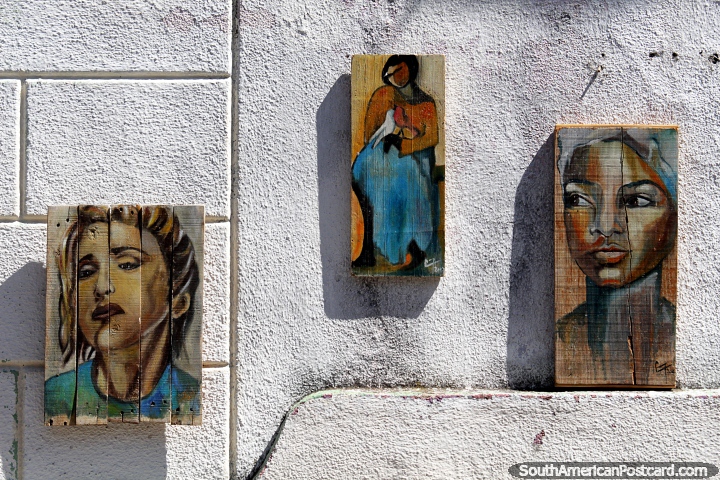 3 pinturas de mujeres, cada una pintada sobre madera, exhibidas en la calle en Colonia del Sacramento. (720x480px). Uruguay, Sudamerica.