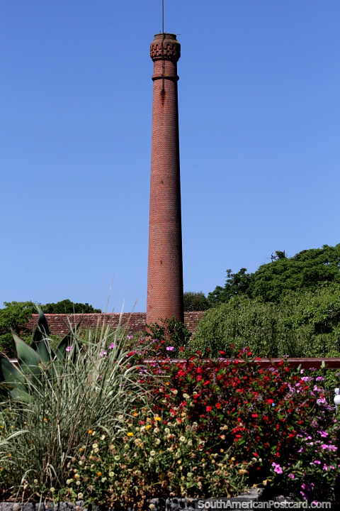 Chimenea de ladrillo alto cerca de Carmen Bastion en Colonia, una vez fue una fbrica de pegamento y jabn (1880). (480x720px). Uruguay, Sudamerica.