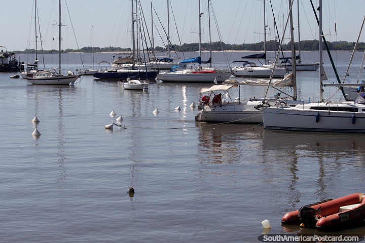 Puerto de yates en Colonia del Sacramento, un lugar popular para visitar en la ciudad. (720x480px). Uruguay, Sudamerica.
