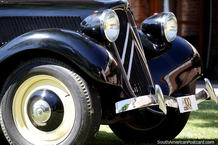 Parte delantera y rueda de un hermoso auto negro vintage en Colonia del Sacramento. (720x480px). Uruguay, Sudamerica.