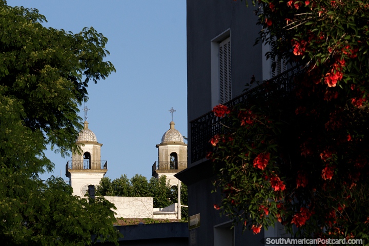 Las torres de la iglesia se destacan sobre los edificios circundantes en Colonia. (720x480px). Uruguay, Sudamerica.