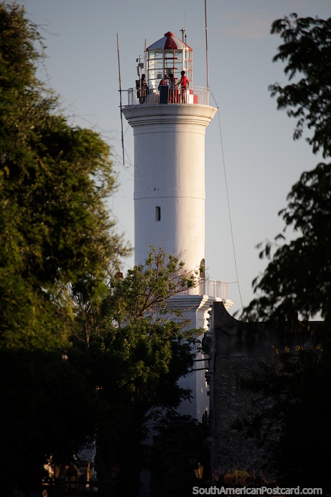 Farol na Colnia, construda em 1845 e terminada em 1857, 27 m de altura com 118 escada para subir. (480x720px). Uruguai, Amrica do Sul.
