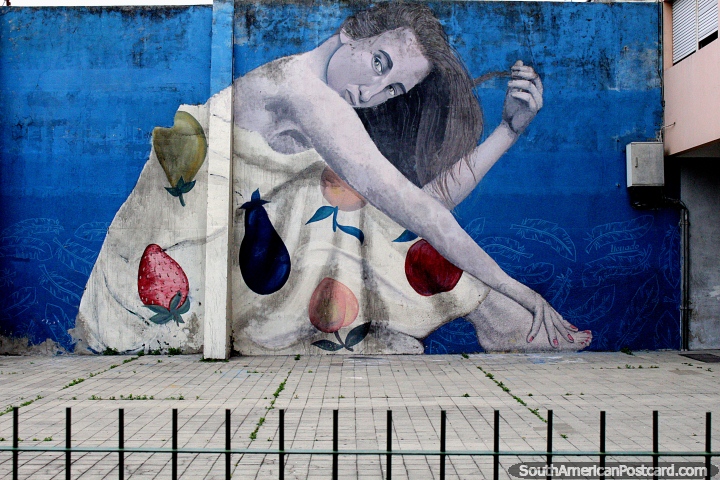 Joven viste un vestido con frutas como fresa, durazno, pera y manzana, arte callejero en Montevideo. (720x480px). Uruguay, Sudamerica.