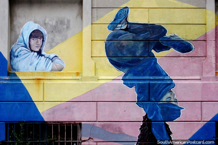 Rapaz em uma janela e uma menina que flutua de pernas para o ar, grande arte de rua em Montevido. (720x480px). Uruguai, Amrica do Sul.