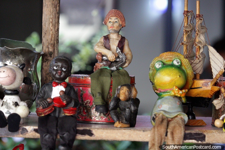 Figuras cermicos de venda em Montevido, um pirata, um msico e uma r. (720x480px). Uruguai, Amrica do Sul.