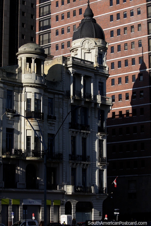 Montevideo est lleno de edificios altos con torres y cpulas, est al lado de la Plaza Independencia. (480x720px). Uruguay, Sudamerica.