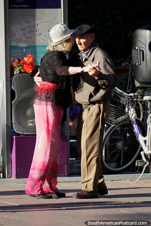 Homem e mulher que dana tango na luz solar em um sbado pela tarde (18h00) em Montevido. (480x720px). Uruguai, Amrica do Sul.