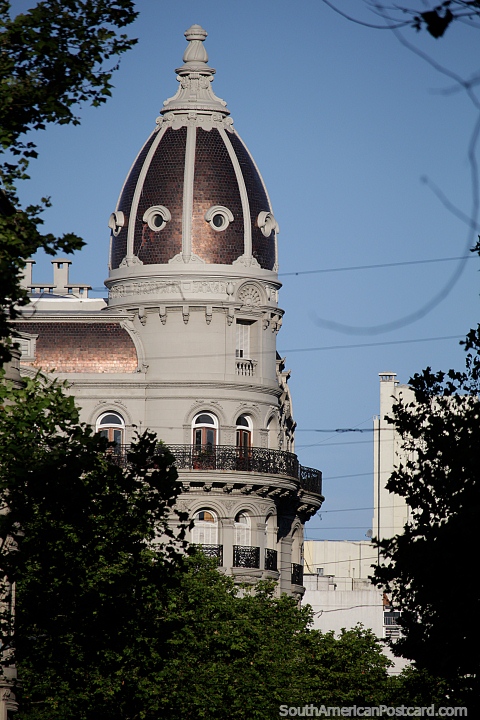 Gran cpula con ojos de buey que lo rodean en la parte superior de un edificio histrico en Montevideo. (480x720px). Uruguay, Sudamerica.
