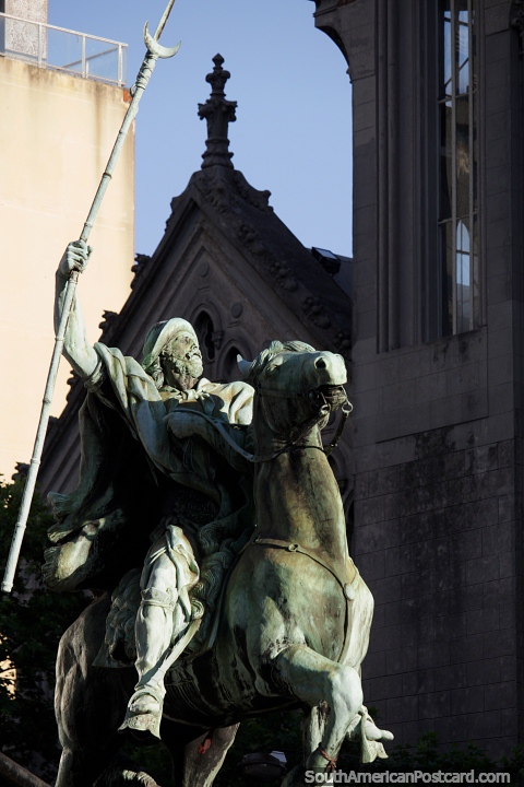Monumento al Gaucho frente a la Iglesia Metodista en Montevideo, hombre a caballo. (480x720px). Uruguay, Sudamerica.
