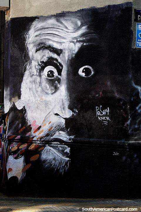 El hombre se ve sorprendido, una obra de arte callejero en Montevideo. (480x720px). Uruguay, Sudamerica.