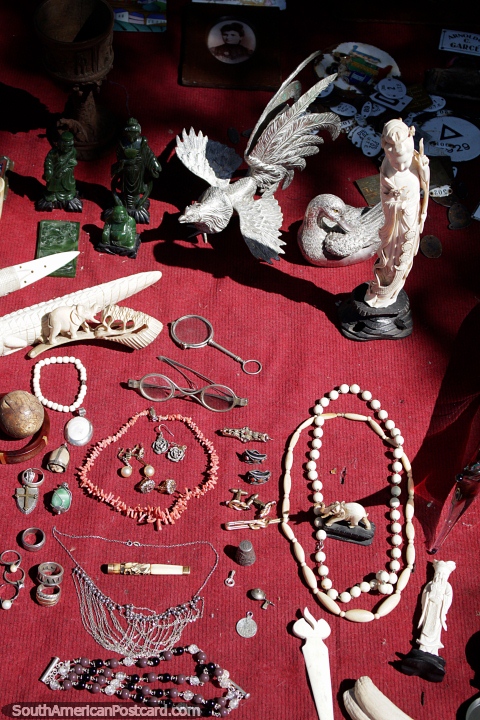Jóias feitas de osso, metal e pedra, um de uns itens gentis em mercado de a Feira Tristan Narvaja, Montevidéo. (480x720px). Uruguai, América do Sul.