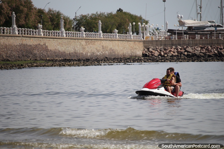 O esqui de jato é popular em Piriapolis, como é kayaking, navegação e outros esportes de águas. (720x480px). Uruguai, América do Sul.