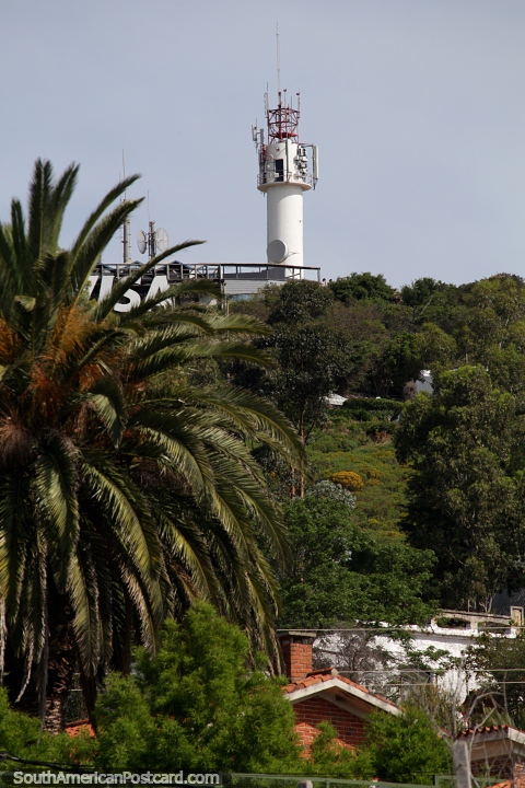Torre em cima de uma de várias colinas verdes em volta de Piriapolis. (480x720px). Uruguai, América do Sul.
