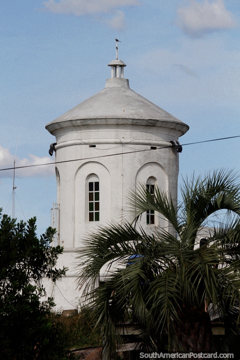 Edifïcio cupulado branco redondo com janelas arcadas em cima de Colina San Antonio em Piriapolis. (480x720px). Uruguai, América do Sul.