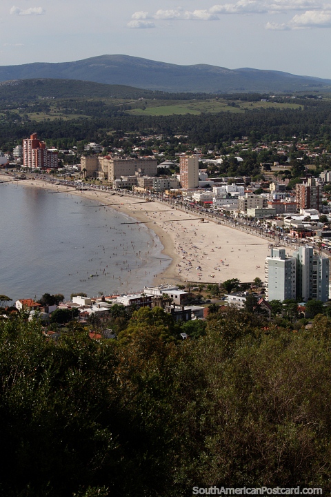 Piriápolis, vista desde Cerro San Antonio, desde las colinas hasta el mar, la ciudad y el horizonte. (480x720px). Uruguay, Sudamerica.