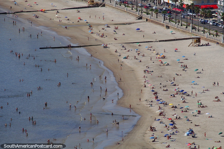 Praia principal em Piriapolis e centenas de pessoas que gostam do tempo de novembro. (720x480px). Uruguai, América do Sul.