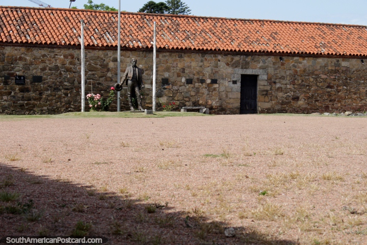 Barracas de drages, velhas barracas de exrcito construdas em 1771 com paredes de pedra e telhas vermelhas, Maldonado. (720x480px). Uruguai, Amrica do Sul.