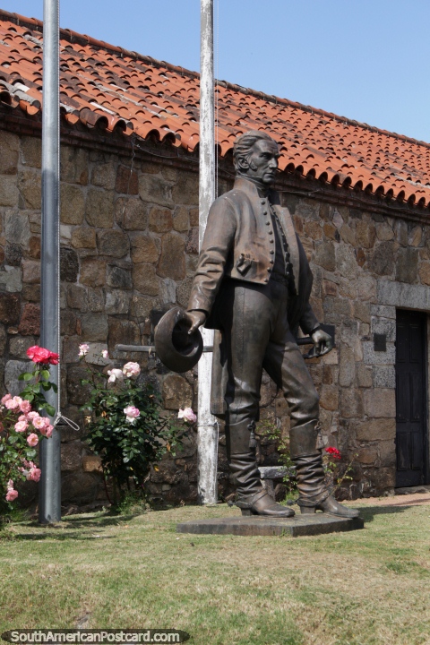 Esttua de Jose Artigas nas Barracas de Drages em frente de jardins de flores em Maldonado. (480x720px). Uruguai, Amrica do Sul.