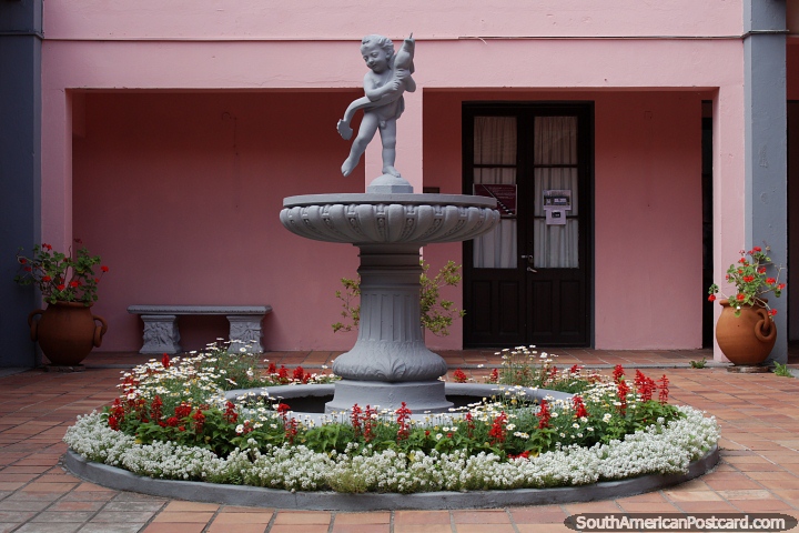 Patio con fuente y jardines de flores en el Museo de San Fernando en Maldonado. (720x480px). Uruguay, Sudamerica.