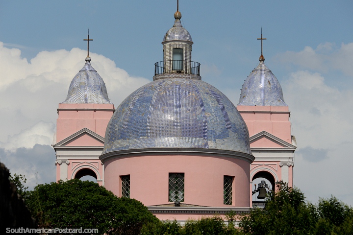 Enorme cpula azul da catedral de Maldonado rosa, como visto das ruas atrs. (720x480px). Uruguai, Amrica do Sul.