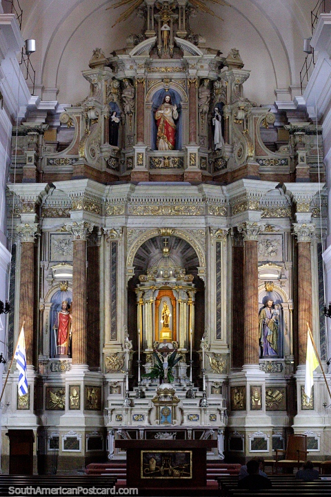 Decorativo y visual, el altar de la catedral de Maldonado con una imagen de la Virgen del Carmen en luz amarilla. (480x720px). Uruguay, Sudamerica.