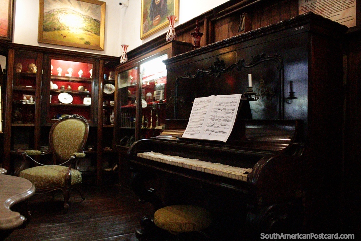 Sala de piano en el Museo Mazzoni en Maldonado, abierto de martes a sbado de 10 a.m. a 4:45 p.m. (720x480px). Uruguay, Sudamerica.