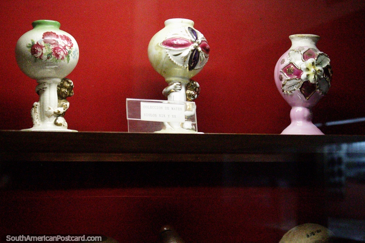 Urnas de cermica de los siglos XIX y XX, coleccin de antigedades en el Museo Mazzoni de Maldonado. (720x480px). Uruguay, Sudamerica.