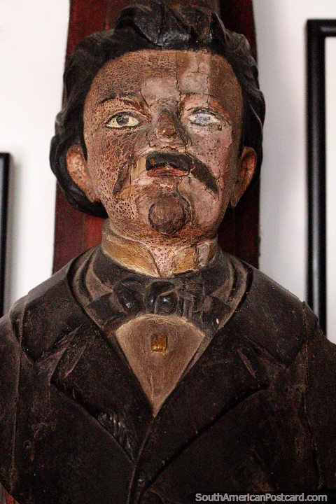 Mascarn de proa, mscara muy antigua de un hombre con bigote, una extraa antigedad en el Museo Mazzoni, Maldonado. (480x720px). Uruguay, Sudamerica.