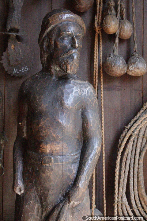 Escultura de madera de un hombre con barba, herramientas y cuerdas, Museo Mazzoni, Maldonado. (480x720px). Uruguay, Sudamerica.