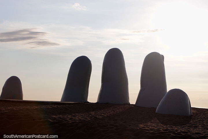 A las 6 de la maana en Punta del Este y sale el sol sobre la mano gigante en la playa de Brava. (720x480px). Uruguay, Sudamerica.