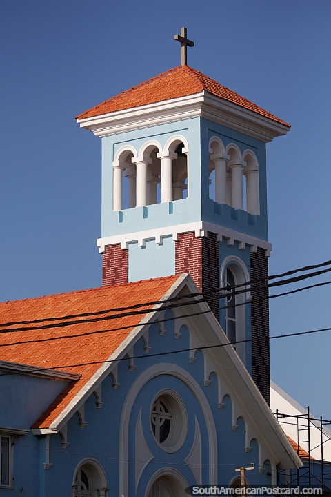 Igreja Parroquia Nuestra Senora da Candelaria, uma torre azul com telhado de telha vermelho, Punta do Este. (480x720px). Uruguai, América do Sul.