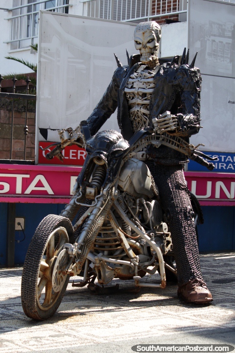 Esqueleto em uma jaqueta preta em uma motocicleta, do lado de fora de museu de La Vista, galeria de arte e ponto de vista em Punta do Este. (480x720px). Uruguai, América do Sul.