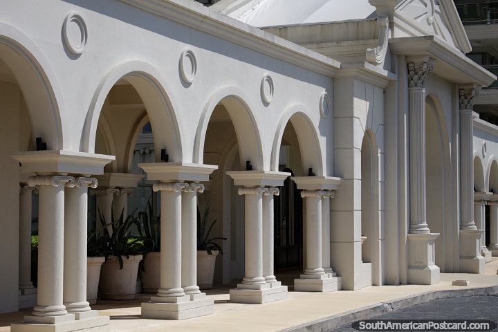Belas arcadas e entrada com colunas a Galeria de arte Imperiale em Punta do Este. (720x480px). Uruguai, Amrica do Sul.