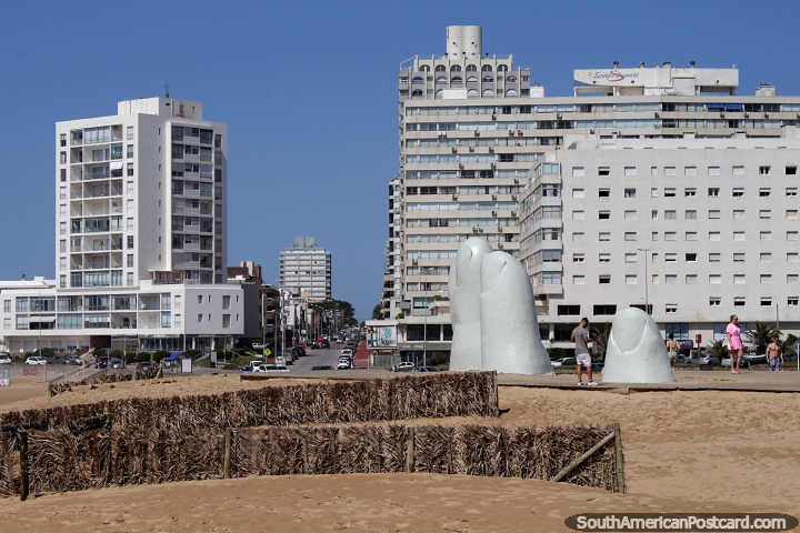 Vista desde la playa Brava hacia la calle principal y los edificios de Punta del Este con el monumento de los dedos gigantes. (720x480px). Uruguay, Sudamerica.