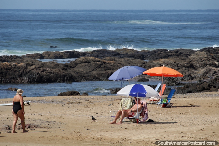 Praia Brava, tome uma cadeira e guarda-chuva e sente-se nas areias olhando as ondas cair em, Punta do Este. (720x480px). Uruguai, Amrica do Sul.