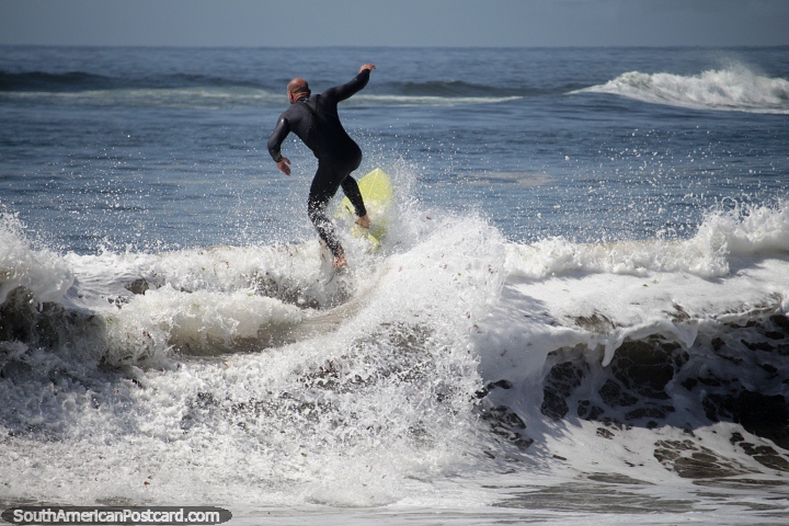 El surf es el nombre del juego en la playa Brava, donde las olas entran, surfeando en acción en Punta del Este. (720x480px). Uruguay, Sudamerica.