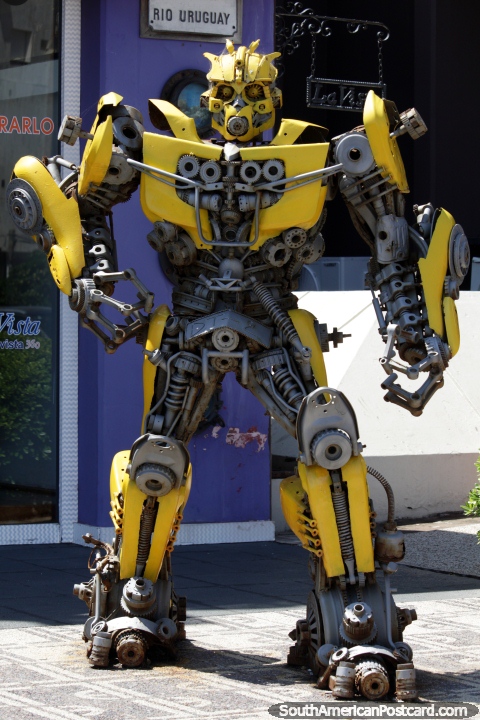 Grande robô amarelo feito de nozes, pinos, rodas dentadas e partes metálicas do lado de fora de museu de La Vista e galeria em Punta do Este. (480x720px). Uruguai, América do Sul.
