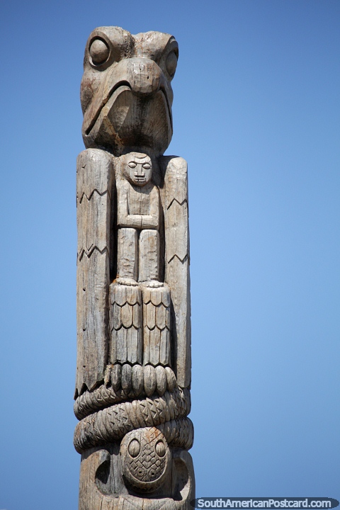 Cabeza de águila y pequeña figura, tótem esculpido, monumento de madera en Punta del Este. (480x720px). Uruguay, Sudamerica.