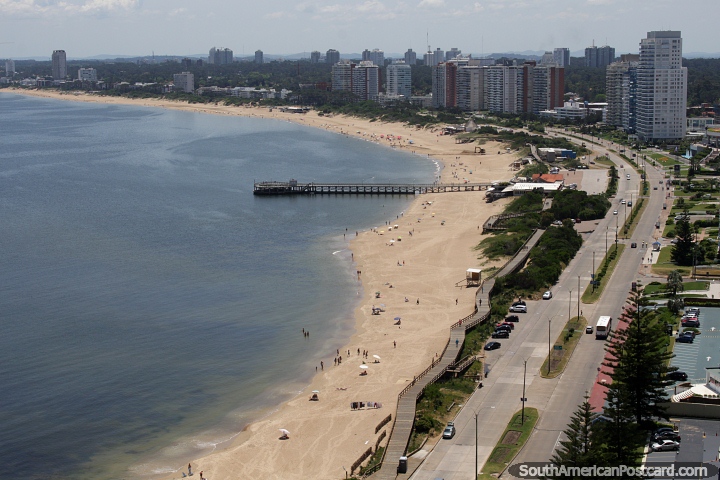 Playa Mansa se extiende alrededor de la baha, al igual que las arenas blancas, el paseo martimo de Punta del Este. (720x480px). Uruguay, Sudamerica.